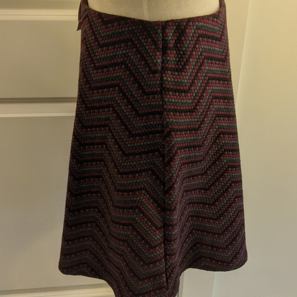 3/$33 - NWT Gray Burgundy Black Pattern Ann Taylor Skirt - Picture 3 of 6